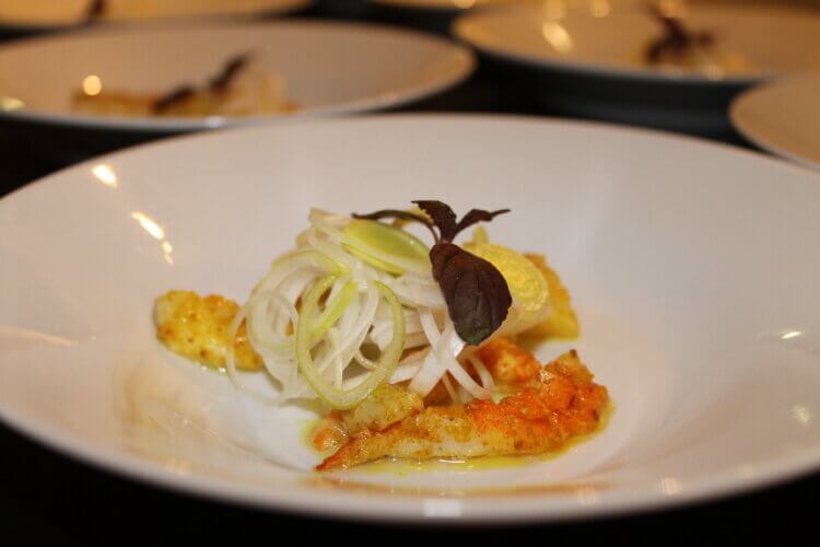 Cremet fiskesuppe med karrybagt torsk og jomfruhummer